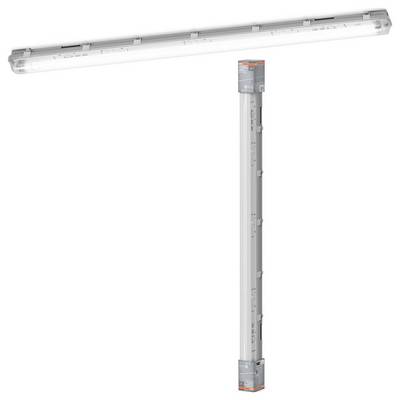 Zawieszona lampa LED z długim poziomym rozpraszczem światła zamontowana na pionowym słupku, pokazana w izolacji na białym tle.