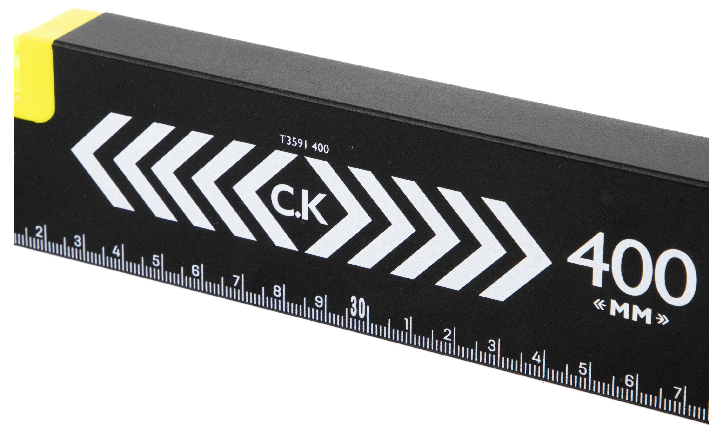 Czarna linijka pomiarowa lub skala z białymi szewronami, logo "C.K" i dużym oznaczeniem "400 MM", przedstawiona na białym tle.