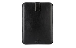 Czarna skórzana etui na tablet z zamknięciem na górną klapkę, widok frontu na białym tle.