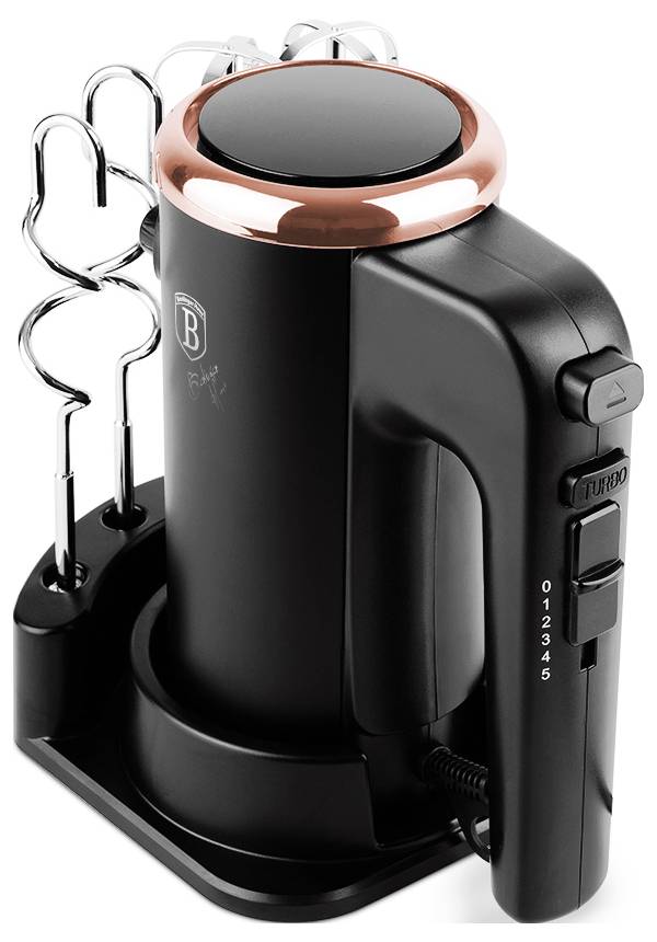 Czarna blat elektryczna spieniacz do mleka z przystawką do ubijania, przyciskami sterującymi i podstawą stojącą na białym tle.