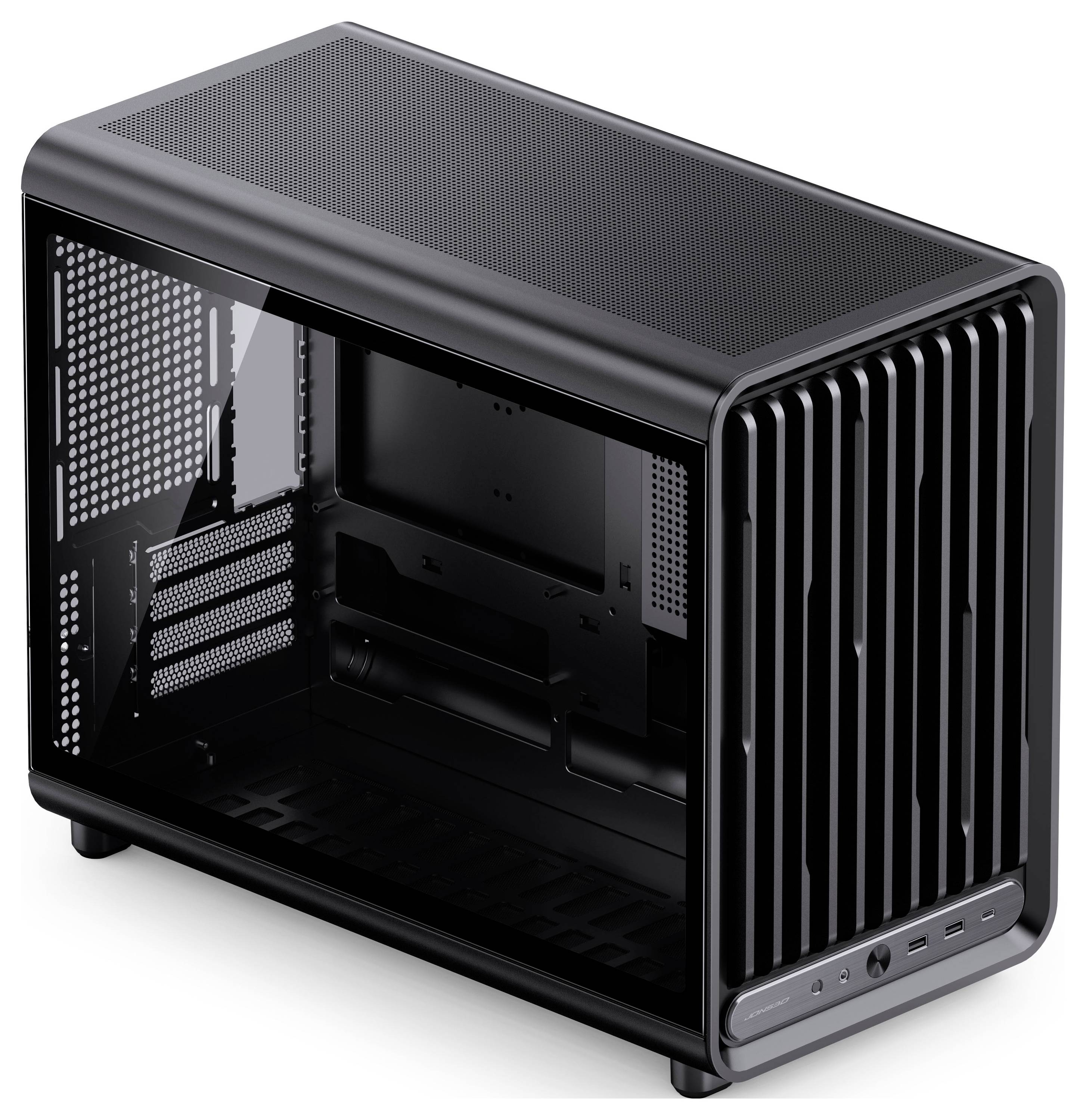 Pusta czarna obudowa komputera stacjonarnego z siatką na górze i pionowymi listewkami z przodu, widok z przodu-lewej strony na białym tle.