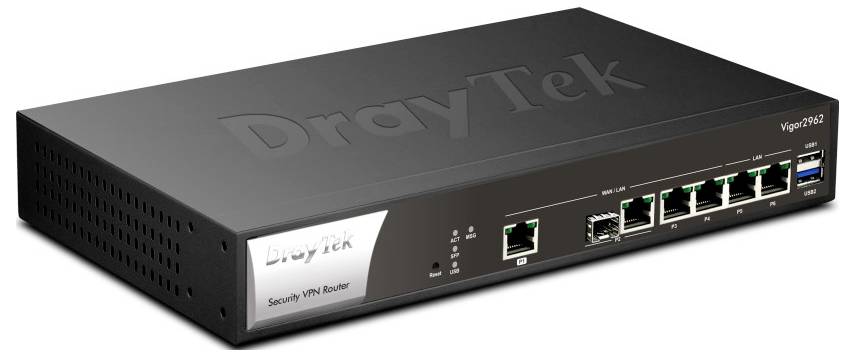 Czarny router VPN bezpieczeństwa DrayTek z wieloma portami Ethernet i przednimi wskaźnikami stanu pokazany w perspektywie na białym tle