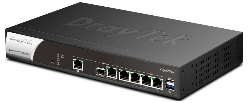 Czarny router bezpieczeństwa DrayTek Vigor2962 z przednimi lampkami statusu, jednym portem WAN, wieloma portami Ethernet i dwoma portami USB pokazanymi w perspektywie.