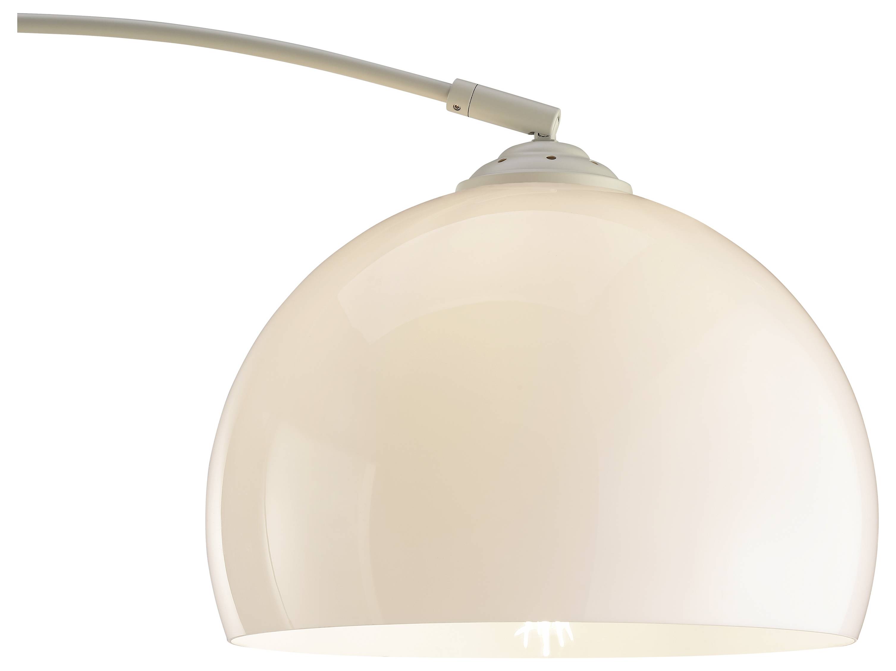 Zbliżenie nowoczesnej wiszącej lampy wiszącej z matowym beżowym szklanym kloszem i zakrzywioną ramieniem oporowym na białym tle.