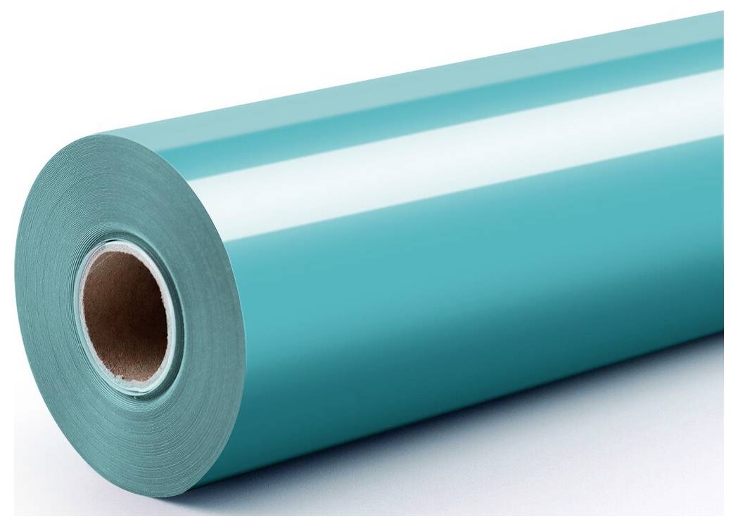 Zwój błyszczącego turkusowego materiału winylowego lub folii plastikowej, pokazany w zbliżeniu na białym tle.
