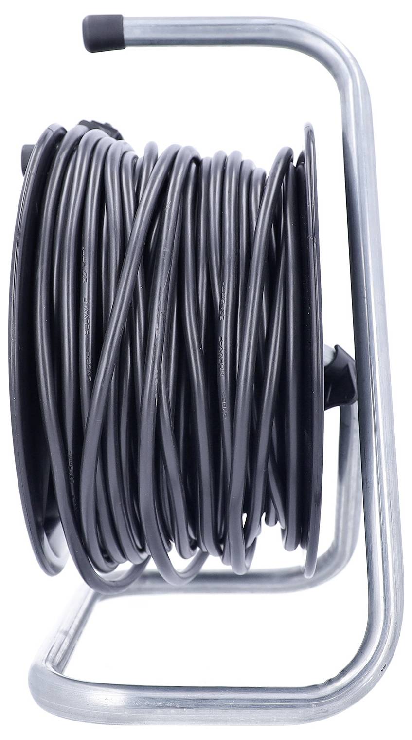 Zwinięty czarny wąż lub kabel na metalowej szpuli ze stojakiem i uchwytem, pokazany na białym tle.