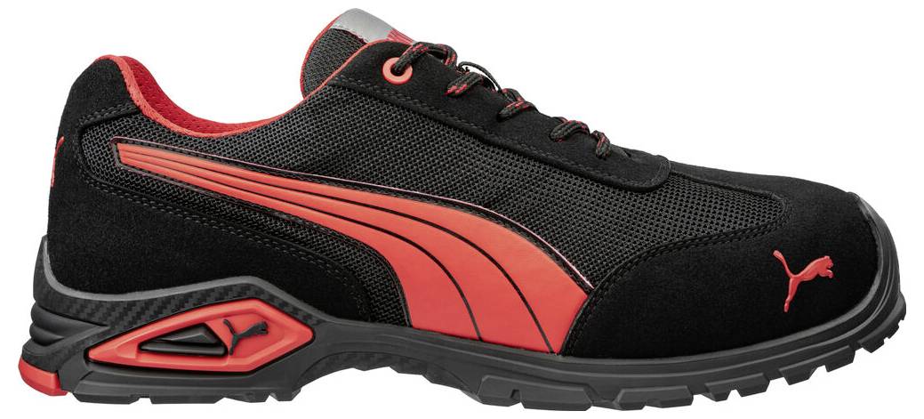 Czarno-czerwony roboczy sneaker Puma przedstawiony z widoku bocznego na białym tle.