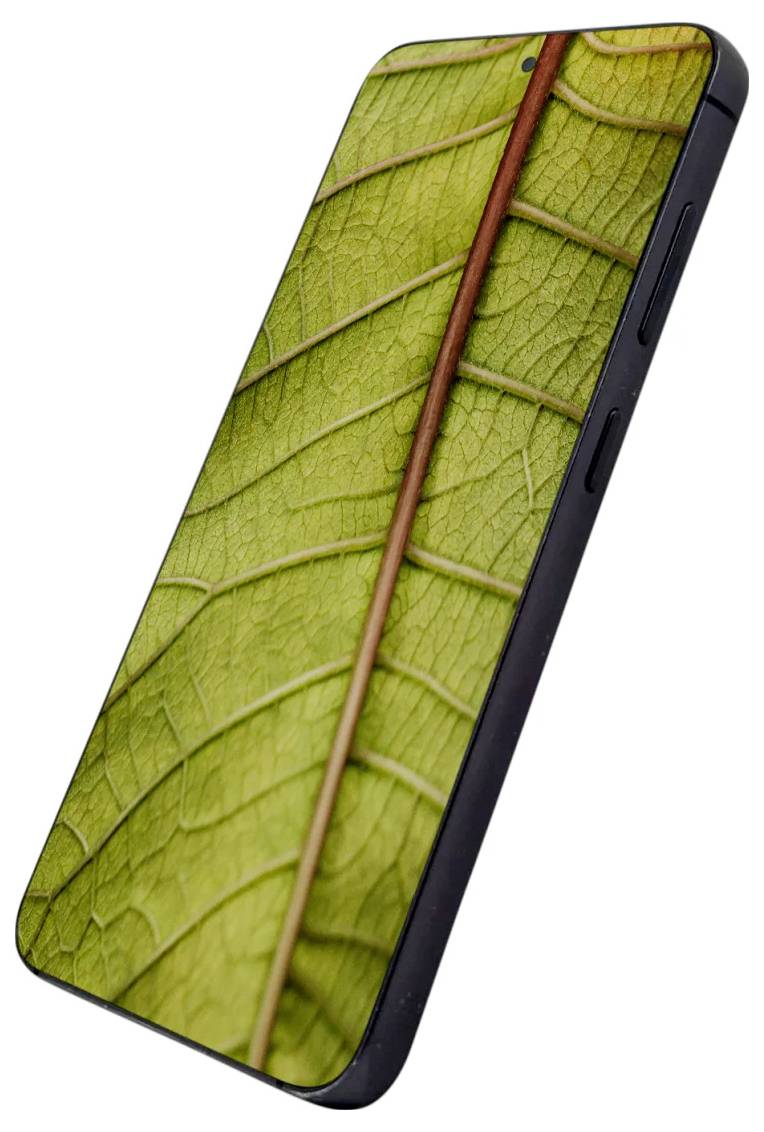Smartfon pokazany pod kątem z zielonym etui z wzorem liści na białym tle.