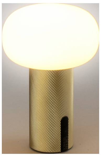 Cylindryczna lampa stołowa o teksturze złota z jasnym białym okrągłym abażurem i małym czarnym przełącznikiem otwierającym się w pobliżu podstawy.