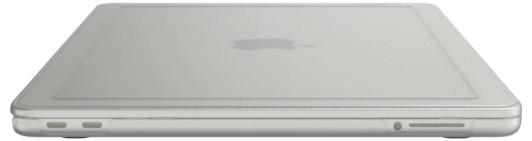Zamknięty srebrny laptop Apple widziany z przodu, pokazujący wieko, logo Apple i boczne porty.