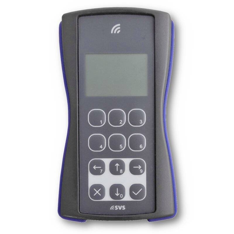 Ręczne urządzenie elektroniczne z klawiaturą z pustym ekranem, przyciskami numerowanymi, klawiszami strzałek i kontrolkami zaznaczenia/X na białym tle.