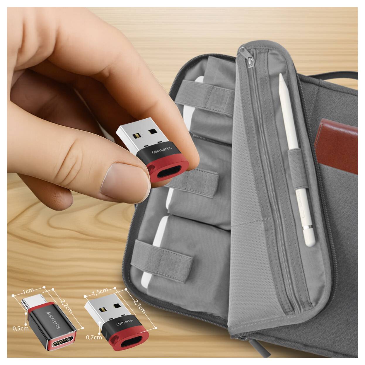 Ręka trzyma mały pendrive USB obok szarej torby organizerki z kieszeniami na długopisy; wstawka pokazuje zwarte wymiary napędu.