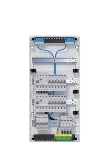 Otwarty panel elektyczny do rozprowadzania prądu z wyłącznikami automatycznymi, przewodami i złączkami zaciskowymi zamontowanymi na metalowej płycie montażowej.