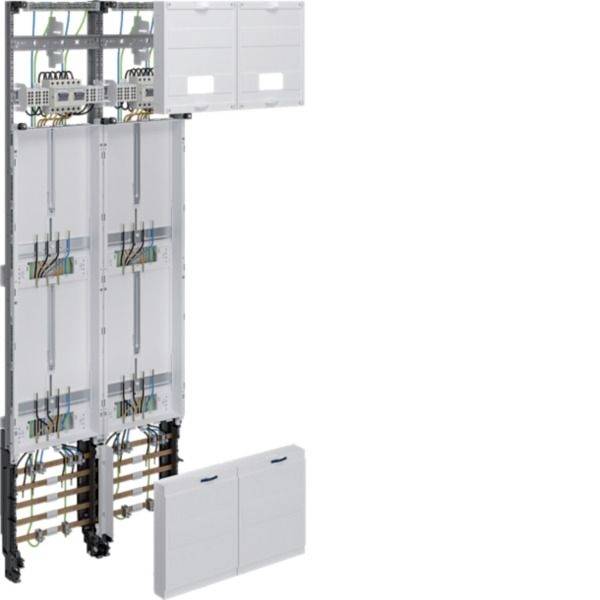 Ścienną szafę elektryczną z otwartym wewnętrznym okablowaniem i zaciskami śrubowymi, pokazaną obok zamkniętej białej osłony panelowej na zwykłym tle.