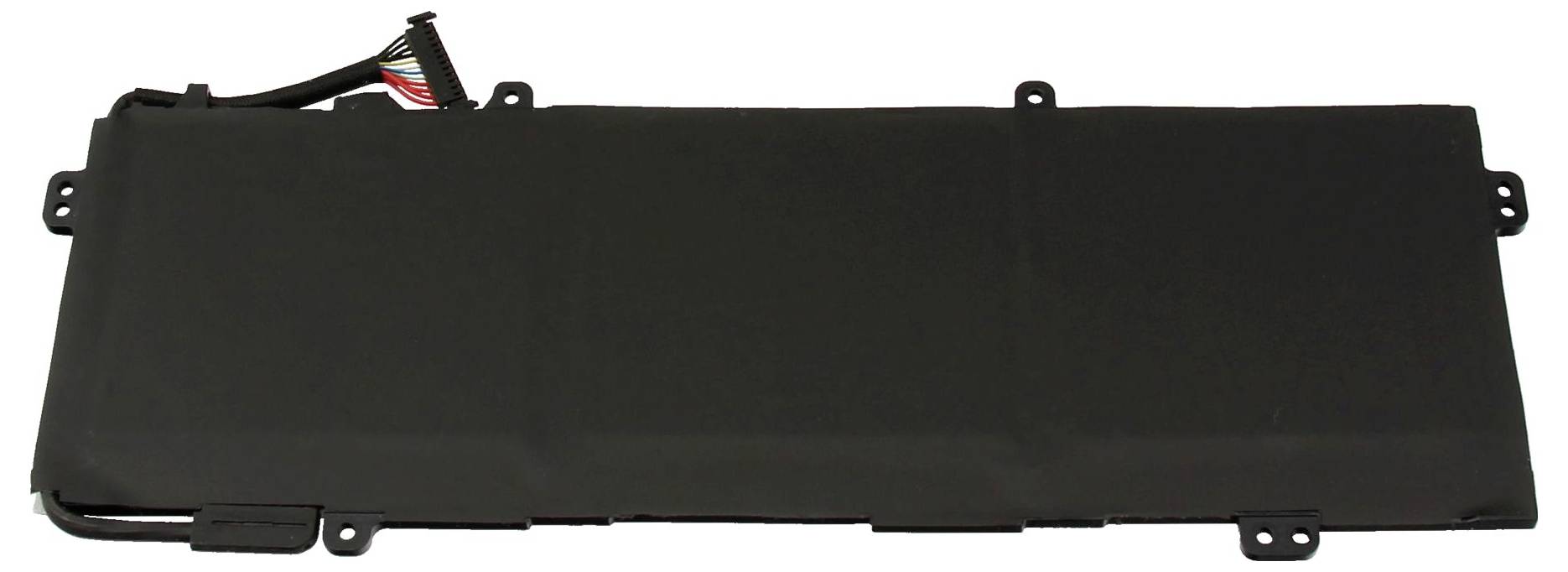 Czarna prostokątna bateria do laptopa z uszami montażowymi i dołączonym kablem na białym tle.