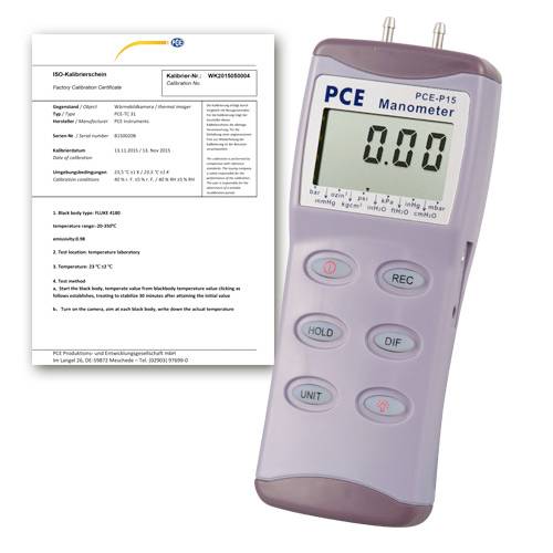Manometr PCE-P15 wyświetlający 0,00 obok dokumentu certyfikatu kalibracji.