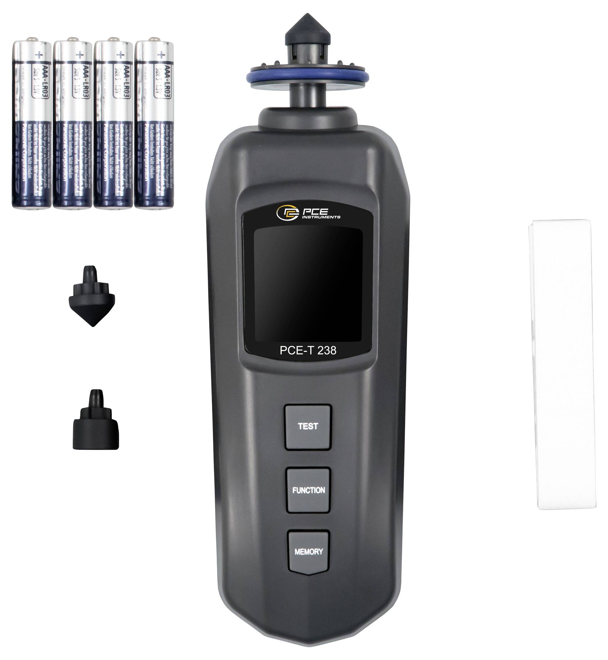 Przenośny miernik grubości PCE-T 238 z bateriami, dwoma końcówkami sondy i białą płytą kalibracyjną.
