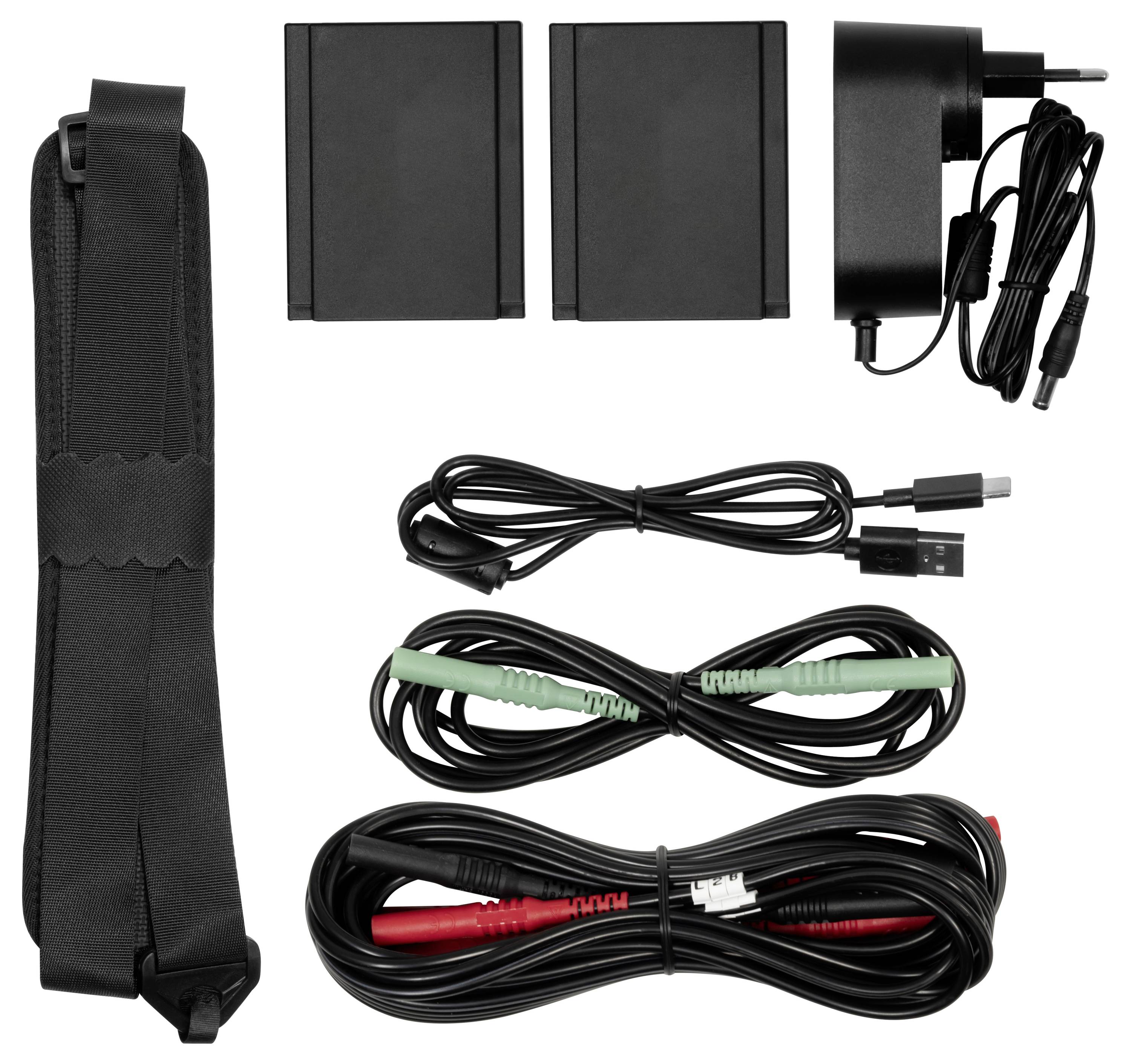 Zestaw akcesoriów elektronicznych z paskiem nośnym, zasilaczem, dwoma pakietami baterii, kablem USB i dwoma kablami przewodów testowych na białym tle.