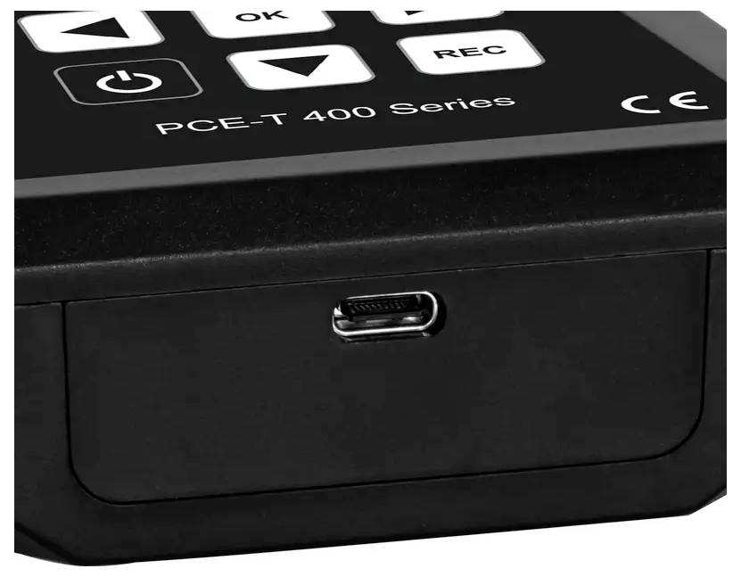 Zbliżenie urządzenia PCE-T serii 400 w kolorze czarnym z przodu, pokazujące port USB-C, przyciski zasilania i nagrywania oraz klawisze sterowania „OK".