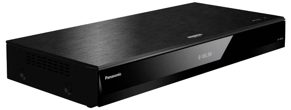 Czarny odtwarzacz lub rejestrator multimediów Panasonic z matowym metalowym wierzchem i wyświetlaczem frontowym, pokazany w perspektywie na białym tle.