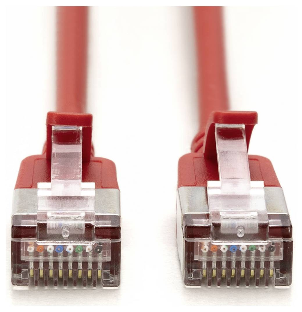 Zbliżenie dwóch czerwonych złączy kabla Ethernet umieszczonych obok siebie, pokazujące przezroczyste wtyczki RJ45 na białym tle.