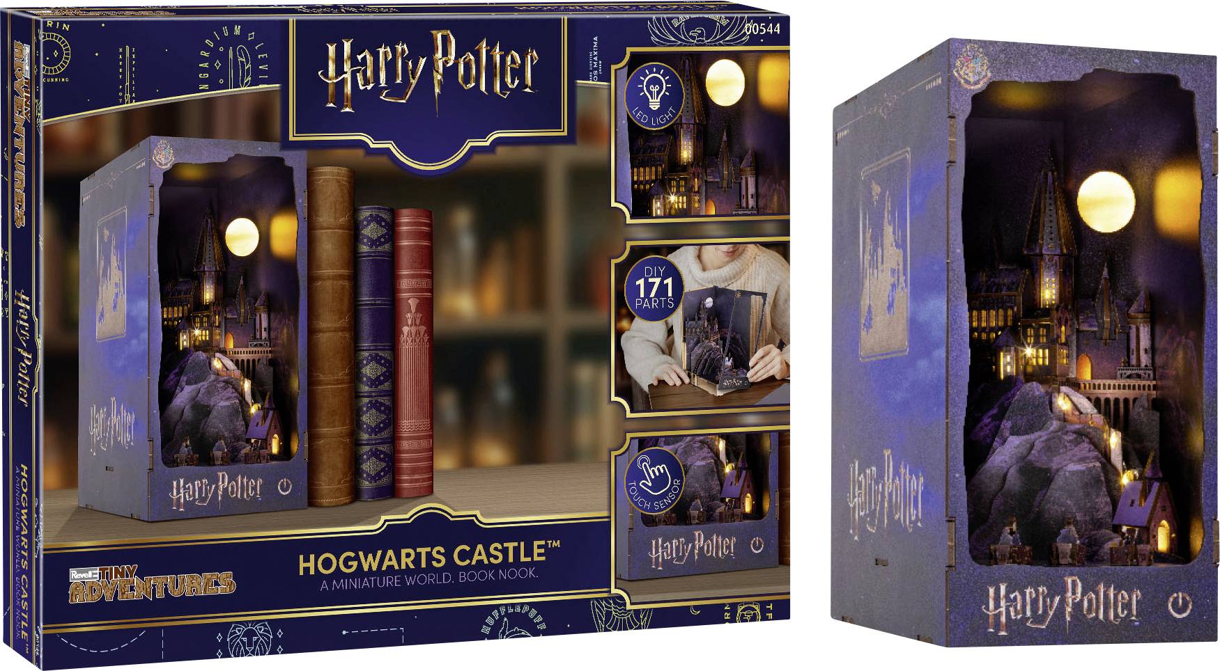Harry Potter Miniaturowy świat Zamku Hogwart, pokazany jako wstawka otwartej półki na książki oraz opakowanie detaliczne z świecącą sceną zamku.