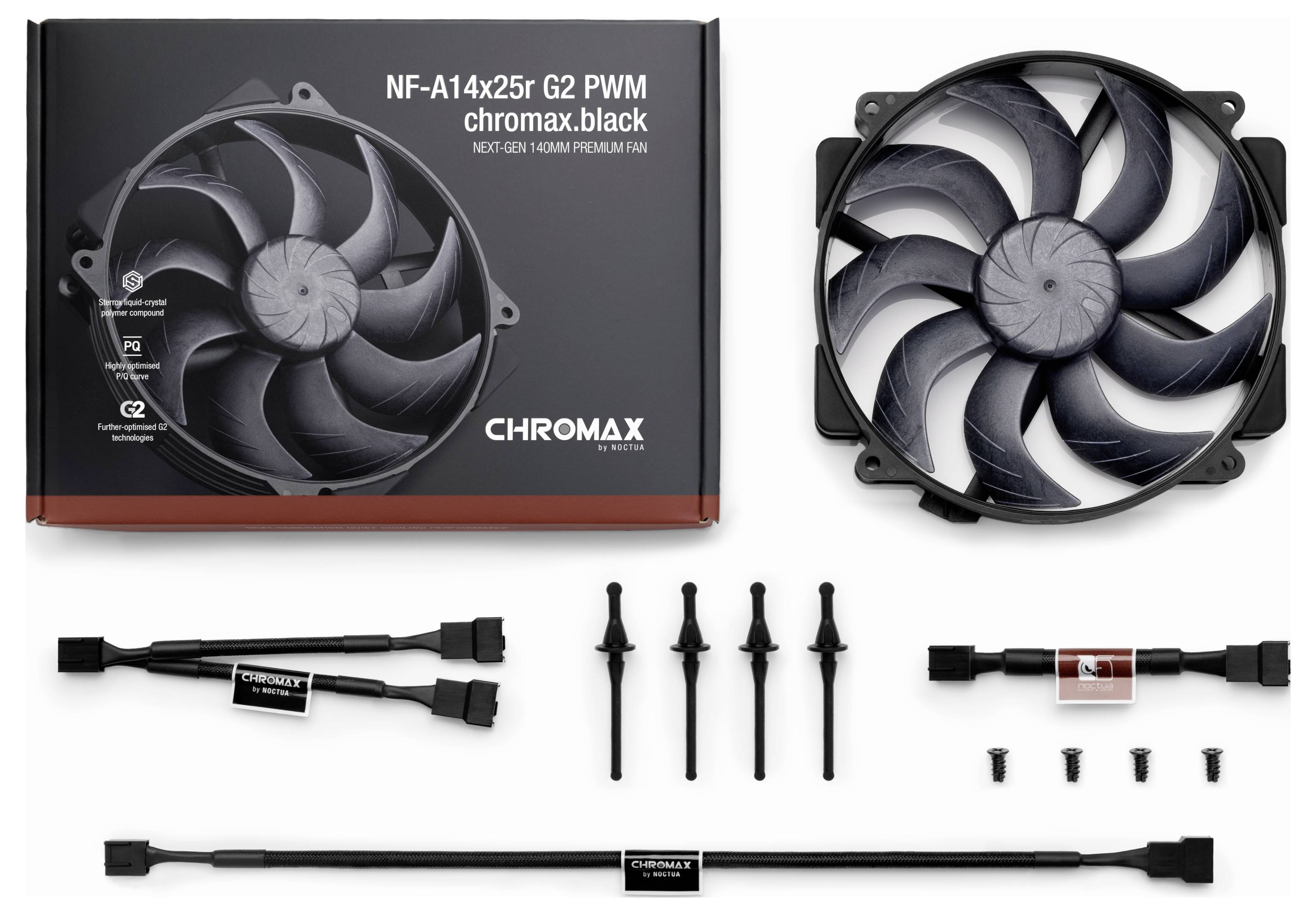 Obraz produktu czarnego wentylatoraChromaxE NF-A14x25r G2 PWM wraz z jego pudełkiem detalicznym, adapterami kablów, końcówkami montażowymi, śrubami i dołączonym kablem przedłużającym.
