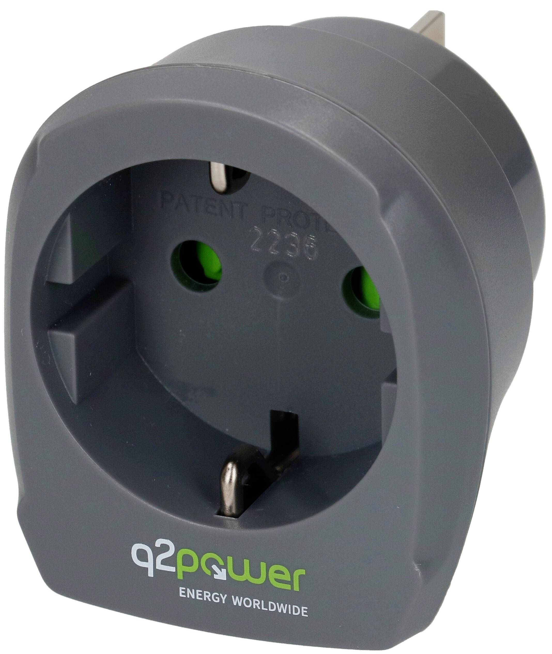 Zbliżenie na szarą adapter gniazda elektrycznego q2power z europejskimi otworami gniazda i napisem „q2power ENERGY WORLDWIDE".