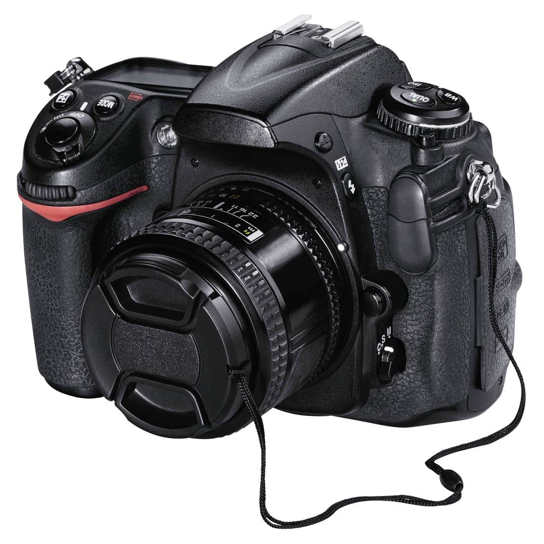 Czarna kamera DSLR z osłoną obiektywu i paskiem na szyję na białym tle.