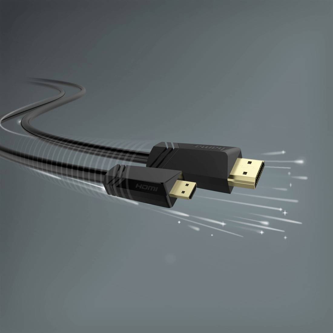 Zbliżenie kabla HDMI ze złoconymi złączami rozciągającymi się do przodu na szarym tle.