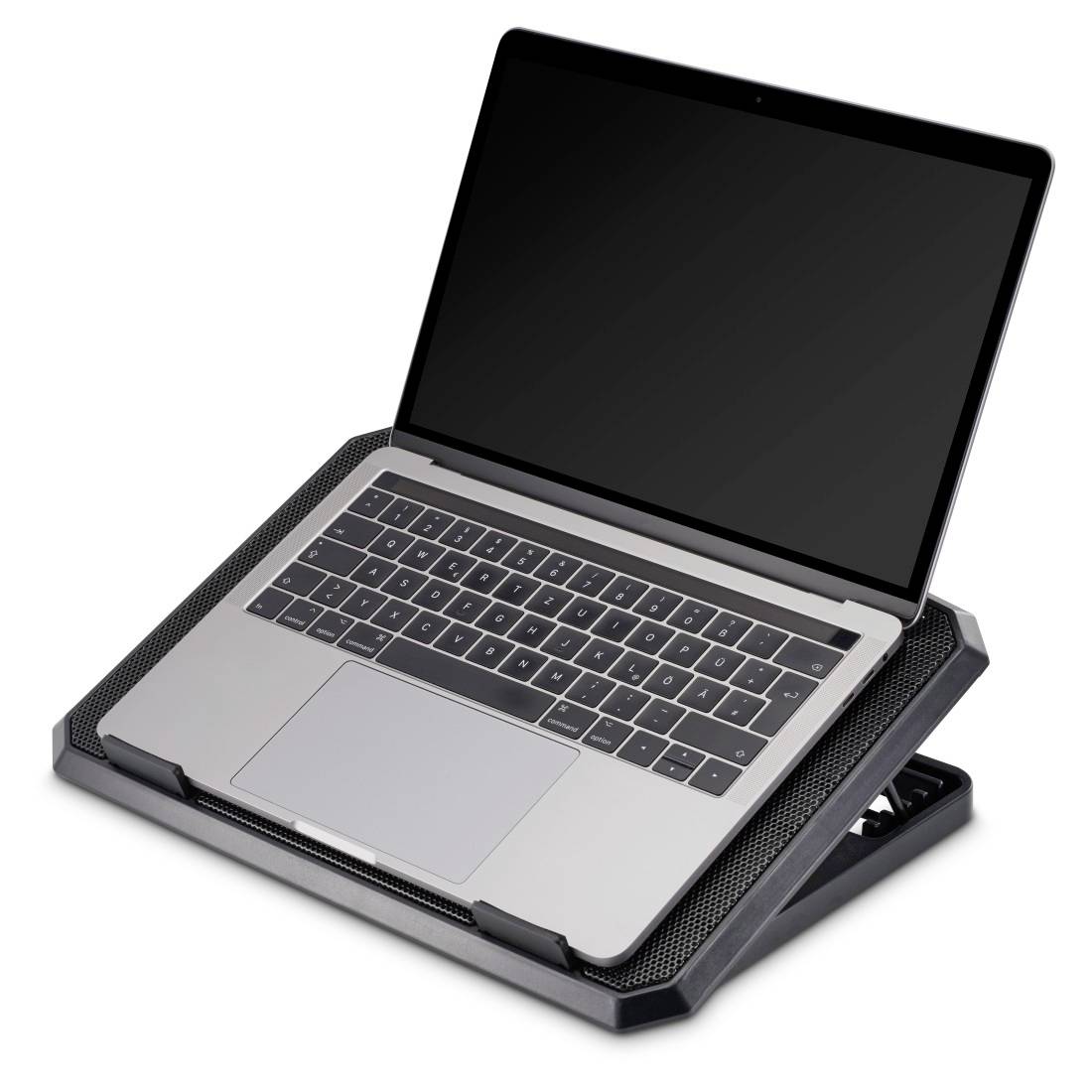 Otwarty laptop spoczywający na czarnym regulowanym stojaku chłodzącym, pokazany pod kątem na białym tle.