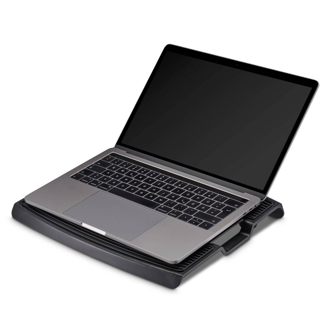 Laptop na regulowanym stojaku chłodzącym na białym tle.