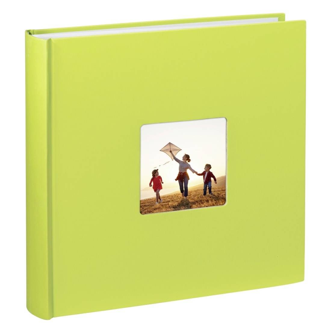Album fotograficzny lub scrapbook w kolorze limonkowym z małym obrazem na okładce przedstawiającym dorosłą osobę i dwoje dzieci biegających z latawcem na świeżym powietrzu.