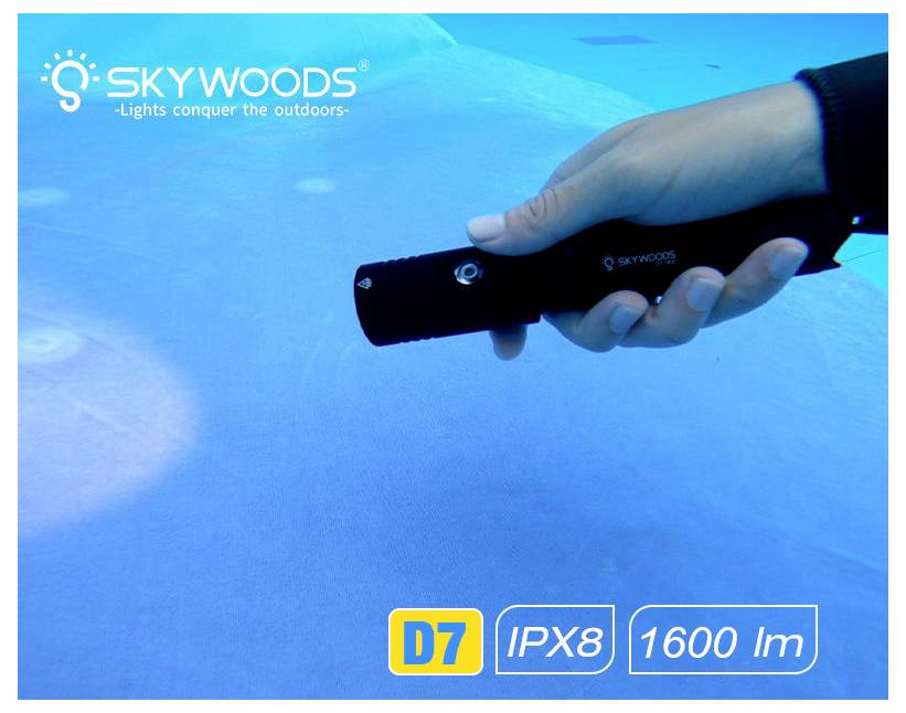 Ręka trzymająca latarkę Skywoods D7 pod wodą; obraz podkreśla ocenę wodoszczelności IPX8 i jasność 1600 lm.