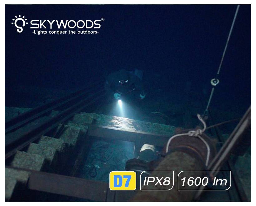 Wodoszczelna latarka Skywoods D7 emitująca jasną wiązkę światła w ciemnej scenie na świeżym powietrzu, oznaczona IPX8 i 1600 lm.