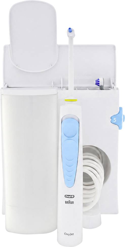 Irygator Oral-B Braun OxyJet z białym zbiornikiem, niebieską rączką zasilającą, wężem i dyszą rozpylającą.