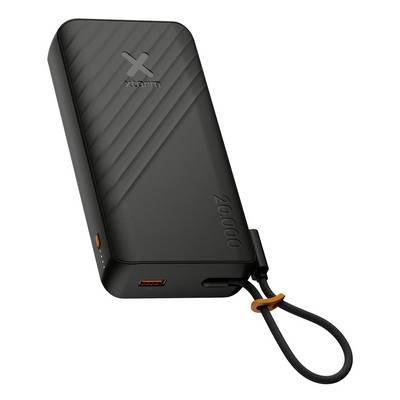 Powerbank Black Xtorm z ukośnymi żebrami, pomarańczowymi portami USB i dołączonym czarnym paskiem na nadgarstek na białym tle.