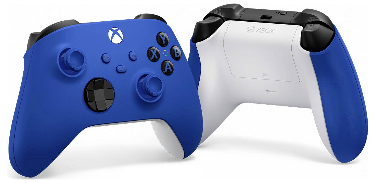 Dwa kontrolery gier Xbox pokazane obok siebie: jeden niebieski widok z przodu i jeden widok z tyłu w kolorze białym i niebieskim.