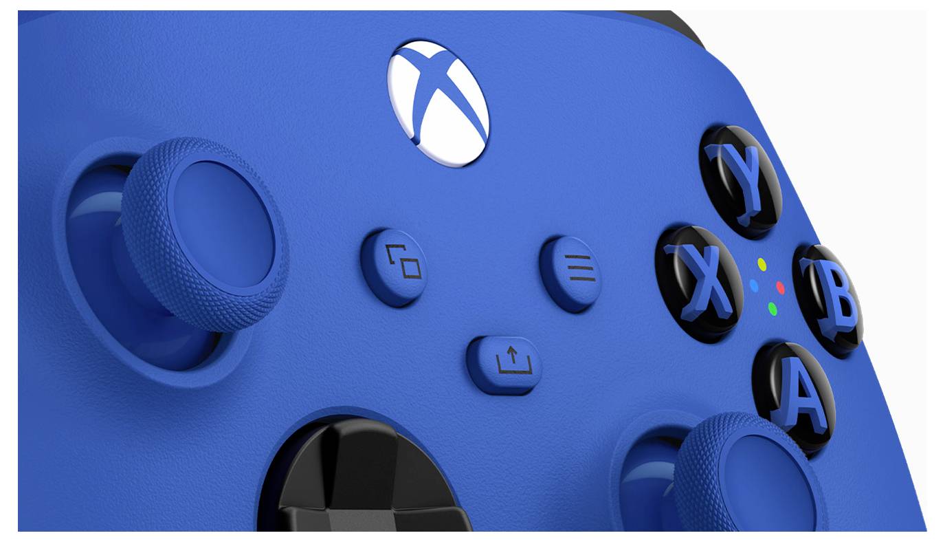Zbliżenie niebieskiego pada do gier Xbox z widocznymi joystickami, krzyżakiem kierunkowym i przyciskami na froncie.