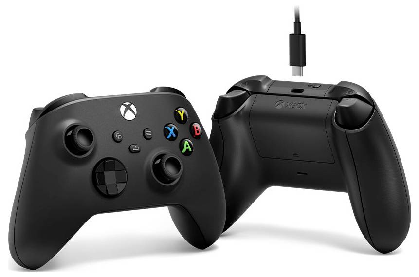 Dwa czarne pada do konsoli Xbox pokazane z przodu i z tyłu, jeden z podłączonym kablem, na białym tle.
