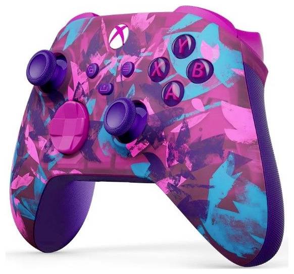 Różowy, fioletowy i niebieski kontroler do gier w stylu Xbox z kamuflaż, teksturowanymi uchwytami i kolorowymi przyciskami, pokazany na białym tle.