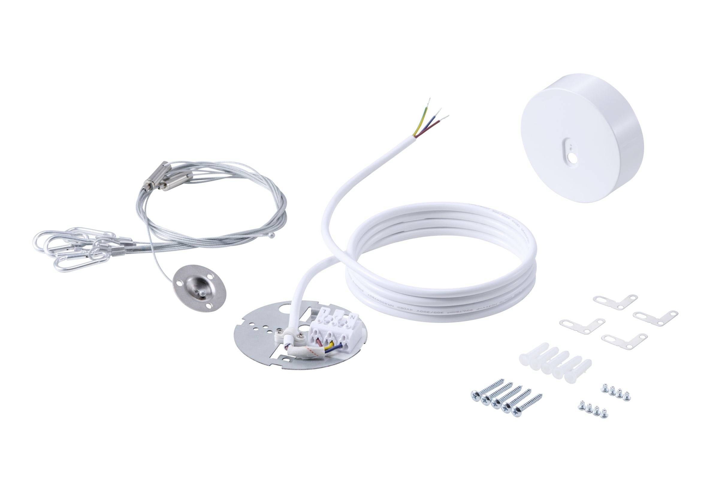Zestaw instalacyjny oświetlenia LED z sufitową lampą punktową, przewodami, zwijany kabel, złącza, śruby i zaciski montażowe na białym tle