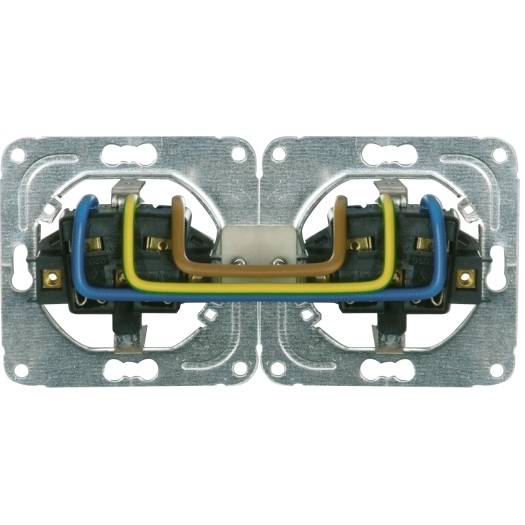 Dwa elektryczne mechanizmy gniazdek z eksponowanym kolorowym okablowaniem zamontowane obok siebie na metalowych ramkach.