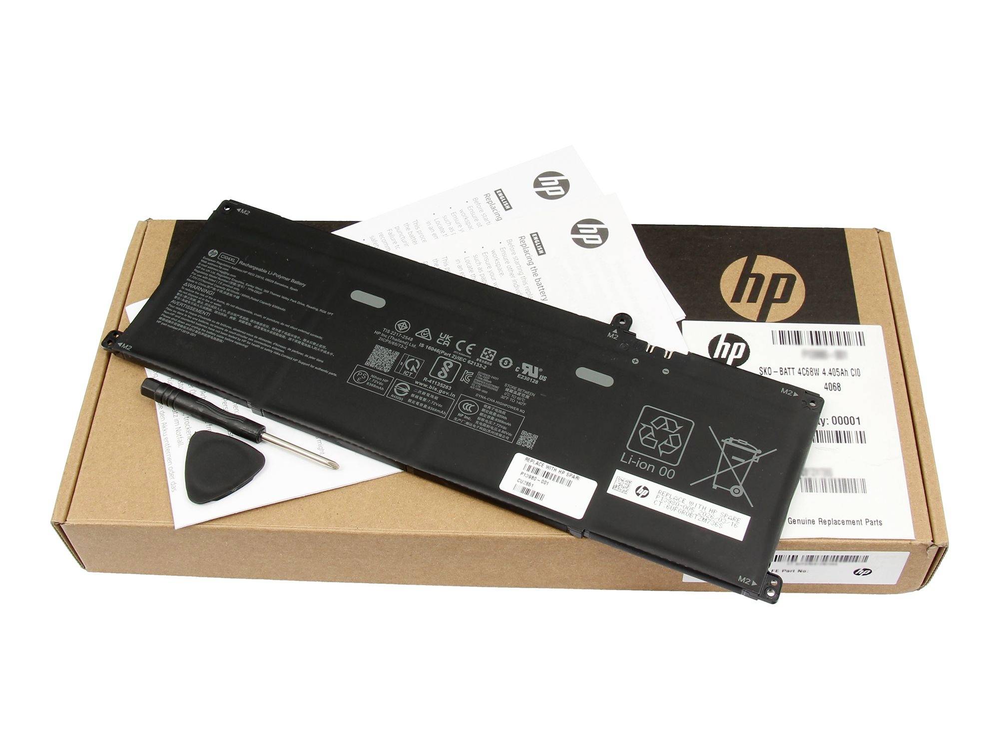 Bateria laptopa HP leżąca na pudełku HP wraz z instrukcjami obsługi i małym śrubokrętem w pobliżu, pokazana jako pakiet części zamiennych.