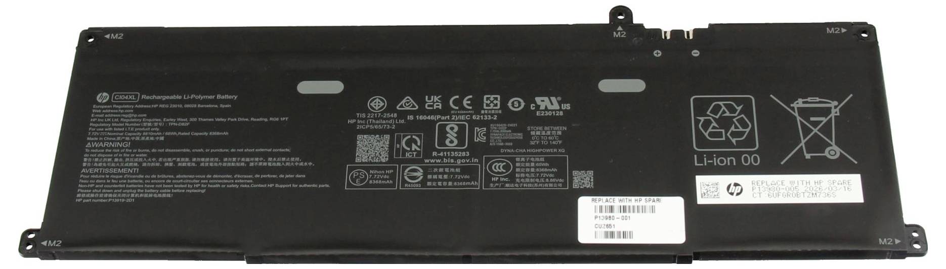 Czarny pakiet baterii laptopa z etykietami regulacyjnymi i recyklingowymi na czarnym tle.