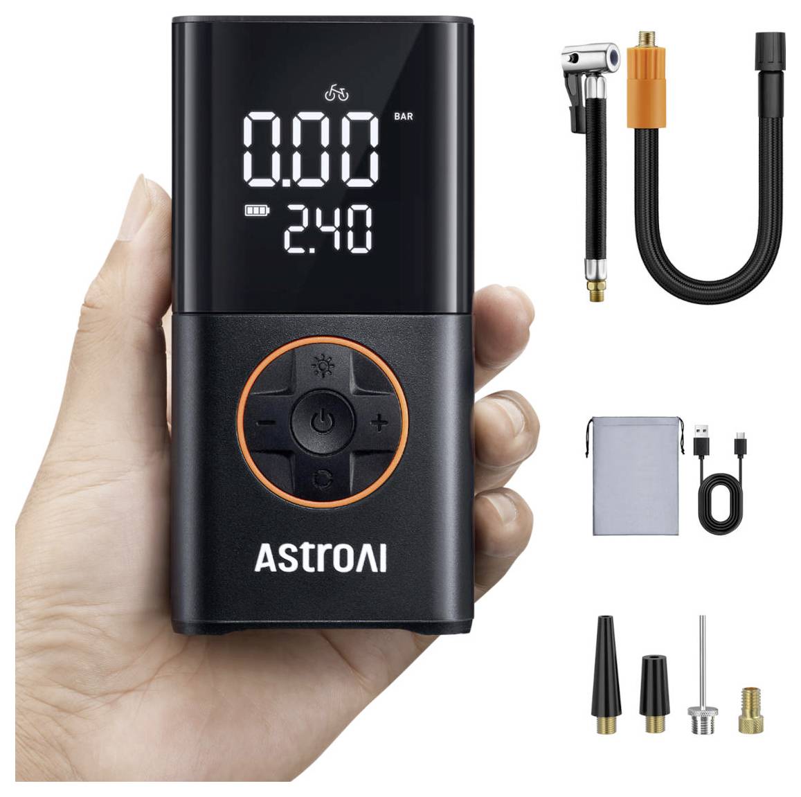 Przenośna cyfrowa pompa powietrza AstroAI trzymana w ręce, z wyświetlaczem ciśnienia LCD i dołączonymi wężem, torbą, kablem USB oraz adapterami dysz widocznymi obok.