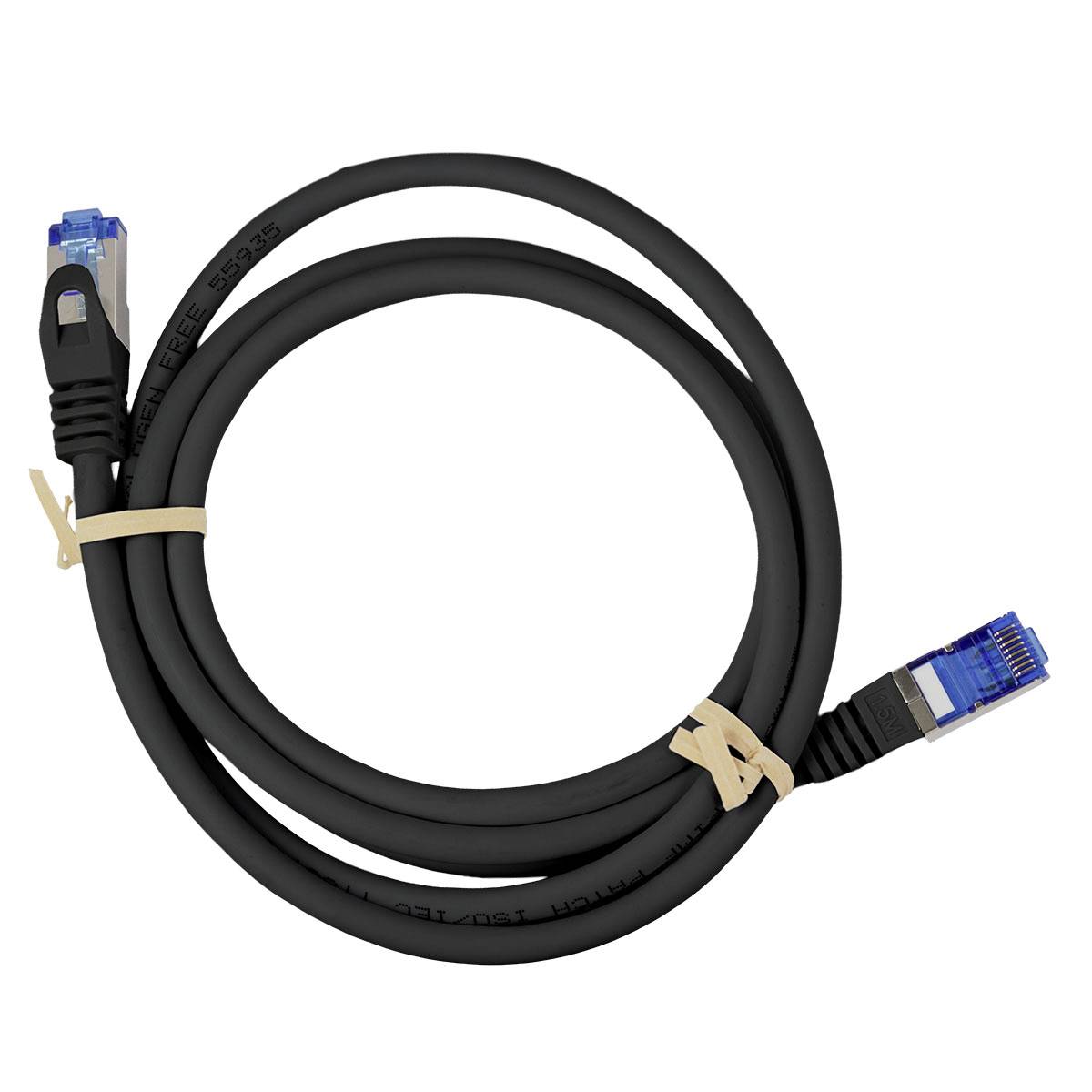 Zwinięty czarny kabel Ethernet z niebieskimi złączami RJ45 na obu końcach, zabezpieczony beżowymi opaskami na białym tle.