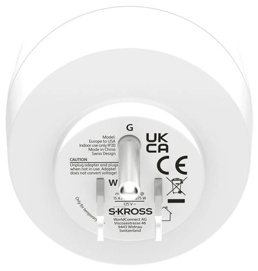 Zbliżenie adaptera podróżnego SKROSS WorldConnect oznaczonego do użytku Europa–USA, z widocznym oznaczeniem UKCA, CE i tekstem ostrzegawczym.