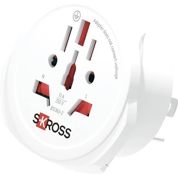 Biały adapter wtyczki podróżnej SKROSS z uniwersalnym gniazdem i wtyczką typu brytyjskiego; tekst mówi: "Adapter nie konwertuje napięcia" i "13A 250V~ BS1363-2".