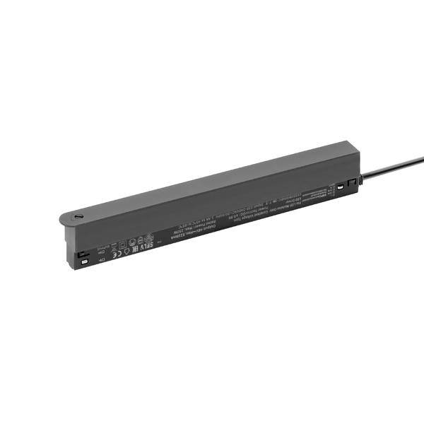 Czarne prostokątne urządzenie elektroniczne z dołączonym kablem, pokazane na białym tle.